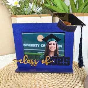 Cornice portafoto di laurea in legno con design classe del 2025 e decorazione con nappa.