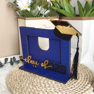 Cornice portafoto di laurea in legno blu con testo e dettagli di design del cappello da laurea.