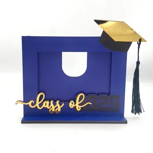 Dettaglio cornice foto laurea in legno, supporto scrivania design cappello 2025.