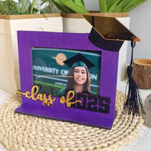 Cornice portafoto di laurea in legno viola con scritta e cappello decorativo.