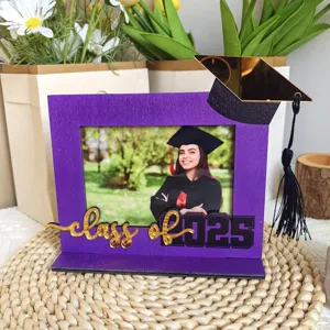Cornice per foto di laurea in legno con scritta class of 2025 e decorazione cappello.