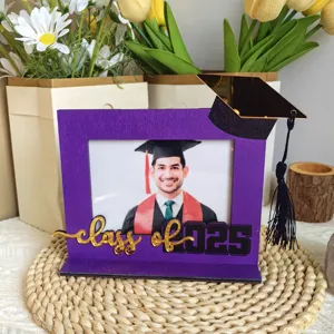 Cornice portafoto di laurea in legno con cappello 2025, decorazione da scrivania perfetta.