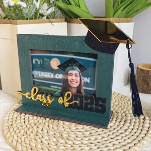 Cornice portafoto di laurea in legno con berretto e scritta 2025, perfetta decorazione da scrivania.