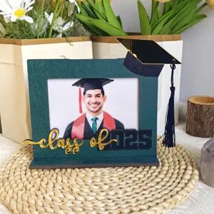 Dettaglio cornice portafoto in legno di laurea 2025 per esposizione da tavolo.