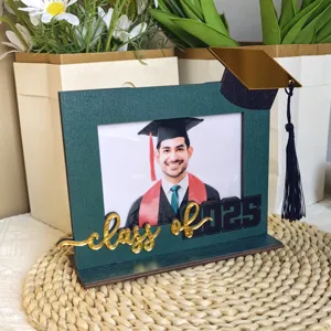 Cornice per foto di laurea in legno da tavolo con decorazione class of 2025 per ricordo.
