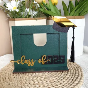 Dettaglio cornice foto laurea in legno con testo 2025 e decorazione cappello nero.