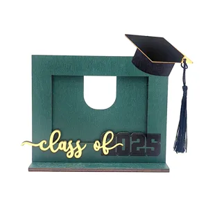 Cornice portafoto di laurea in legno con cappello accademico e cartello 2025 decorazione.