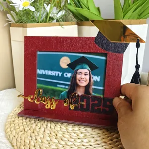 Cornice portafoto di laurea in legno con scritta classe 2025 per decorazione da scrivania.