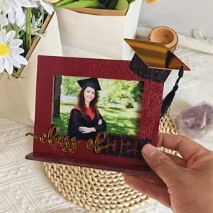 Cornice portafoto di laurea in legno con decorazione cappello da laurea 2025