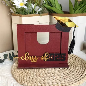 Dettaglio della cornice per foto di laurea, supporto in legno con decorazione classe 2025.
