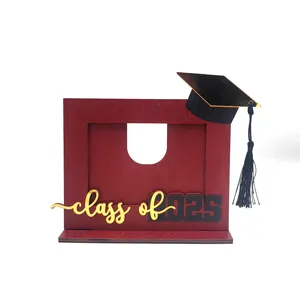Cornice portafoto di laurea in legno con cappello da dottore e scritta decorativa class of 2025