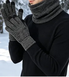 Gros plan sur les gants tactiles d'hiver en tricot gris et l'écharpe assortie dans la neige.