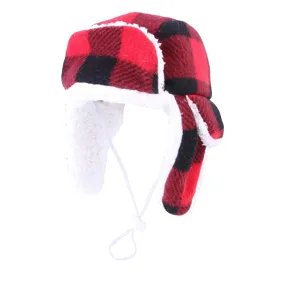 Détail de bonnet trappeur d'hiver à carreaux rouge et noir, gros plan oreillette en polaire