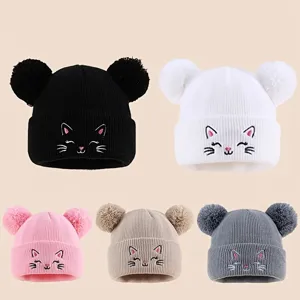 Bonnet Tricoté Brodé de Chat Mignon Double Pompon Hiver Chaud Coupe-vent Polyester Pour Enfants