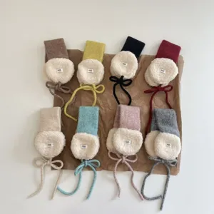 Gedetailleerd overzicht van kleurrijke pluche oorbeschermers met gebreide banden, winteraccessoires.
