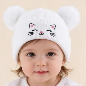 Bonnet tricoté pompon double broderie chat blanc mignon vue de détail pour bébé enfant.