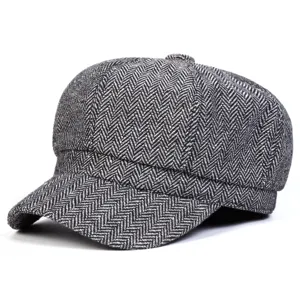 Primo piano dettagliato della struttura in tweed con motivo spina di pesce del cappello.