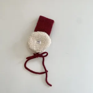 Detailopname van schattige pluche winteroorwarmers voor kinderen, zacht fleece materiaal.