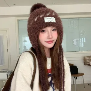 Winter warme Plüsch Ohrenklappen Strickmütze für Damen, süße braune flauschige Mütze mit Bommel.