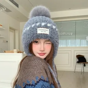 Winter warme Plüsch Strickmütze mit Ohrenklappen und süßem Bommel für Damen grau dicke Mütze