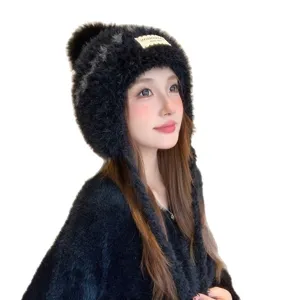 Schwarze Plueschmuetze fuer Damen, warme Fellmuetze mit Ohrenklappen und Bommel im Winter.