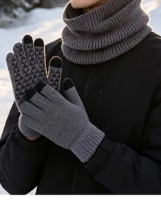 Conjunto de guantes táctiles de punto gris y bufanda cálida para hombre en invierno frío.
