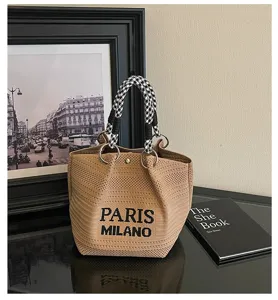 Borsa a secchiello in maglia con manici pied de poule e anelli metallici per stile quotidiano.