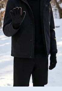 Detalle de guantes de punto de invierno negros y cálidos y chaqueta en la nieve.