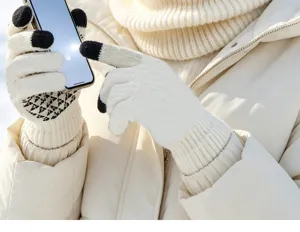 Primer plano de guantes de punto táctiles blancos con dedos conductores para móvil.