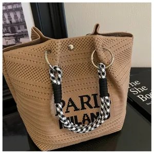 Borsa a mano lavorata a maglia con manici pied de poule e lettere tessute, tote casual chic.