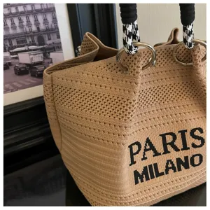 Elegante borsa a secchiello in maglia con manici neri e caratteristica scritta.