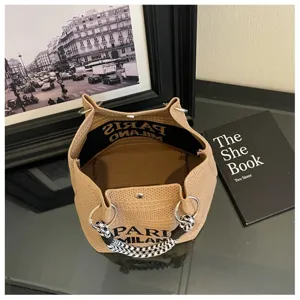 Borsa a secchiello in maglia beige con manici intrecciati bianco nero e dettagli PARIS.