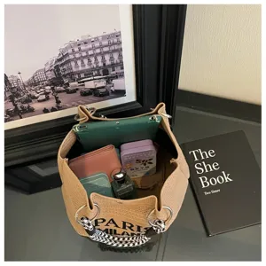 Borsa a secchiello in maglia beige con manico intrecciato, dettagliata e capiente.