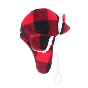 Bonnet d'hiver pour animal à carreaux rouges et noirs avec doublure en peluche et cordon élastique.