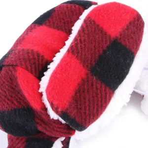 Gros plan detaille montrant la texture de la doublure en peluche du bonnet pour animaux.