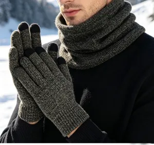 Gros plan sur l'ensemble de gants tactiles tricot et écharpe gris vert très chaud.