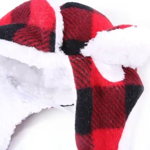 Detail bonnet hiver pour animal carre rouge noir, doublure polaire chaude pour chien.