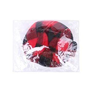 Vue détaillée du béret pour animal de compagnie à carreaux rouges et noirs avec doublure.
