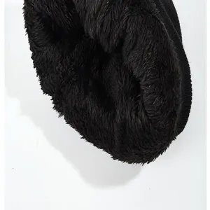 Vue détaillée de l'intérieur de bonnet d'hiver en tricot doublé de polaire douce et chaude.