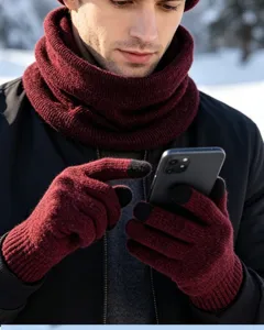 Vue détaillée des gants tactiles tricotés chauds et de l'écharpe d'hiver confortable.
