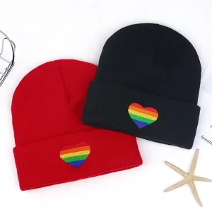 Gorro de punto bordado con corazón arcoíris colorido gorro de invierno cálido para hombres y mujeres