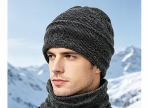 Vue de détail d'un bonnet en tricot chaud d'hiver pour hommes et d'un cache-cou gris foncé.
