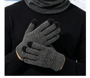 Détail de gants tactiles en tricot et écharpe assortie pour un style chaud d'hiver en gros plan.
