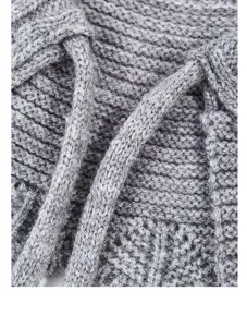 Graues Strickkragen Detail im Nahaufnahme, strukturierter Stoff mit verstellbarem Kordelzug.