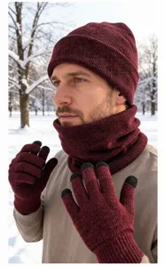 Vue détaillée de l'ensemble bonnet, écharpe et gants tactiles en tricot thermique d'hiver bordeaux.