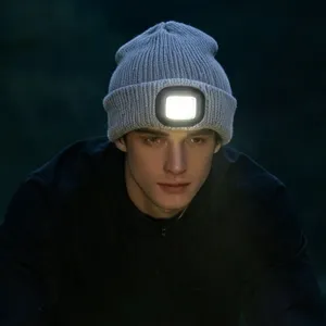 LED gebreide muts met geïntegreerde oplaadbare koplamp voor buitensporten in het donker.