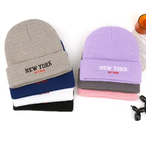 Vista detallada de gorros de punto de invierno con bordado de letras, cálidos y versátiles.