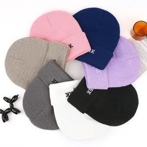 Conjunto de gorros de punto acanalado colorido para otoño e invierno con letras bordadas elegantes.