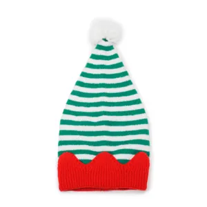 Kerst gebreide elfenmuts met gestreept patroon en witte pompon voor de wintervakantie