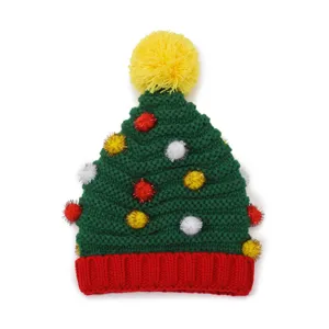 Festieve kerstboom gebreide muts met kleurrijke pompons voor winter warme vakantie muts